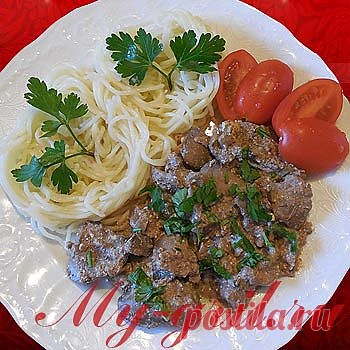 Куриная печенка со сметаной в горшочке