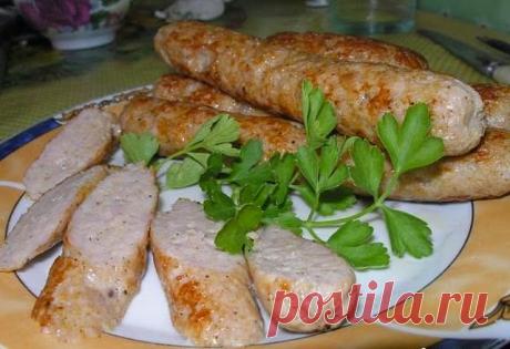 ДОМАШНИЕ КУРИНЫЕ КОЛБАСКИ

500 гр куриного фарша
200 мл молока 
паприка сладкая 1 ч.л.
соль, перец по вкусу
приправа к курице (у меня курица гриль)

Фарш смешать с молоком, поставить в холодильник на 30-40 минут, достать всыпать все специи, хорошо перемешать. если есть кондитерский шприц, то используйте его, у меня нет, поэтому я наполняла обычный полиэтиленовый пакетик и отрезала уголок диаметром 1,5-2 см. Отрезала от пищевой плёнки кусочек с запасом, выдавливала фарш на ...