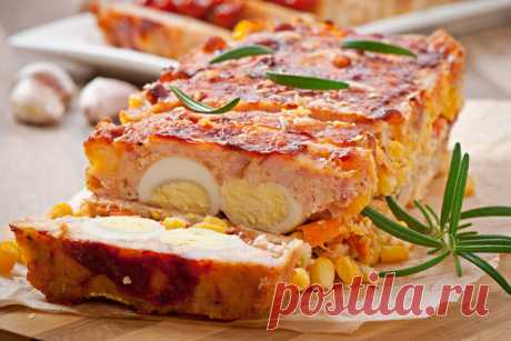 Оригинальный рецепт куриного рулета с перепелиными яйцами, ветчиной и сыром