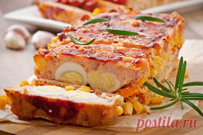 Оригинальный рецепт куриного рулета с перепелиными яйцами, ветчиной и сыром