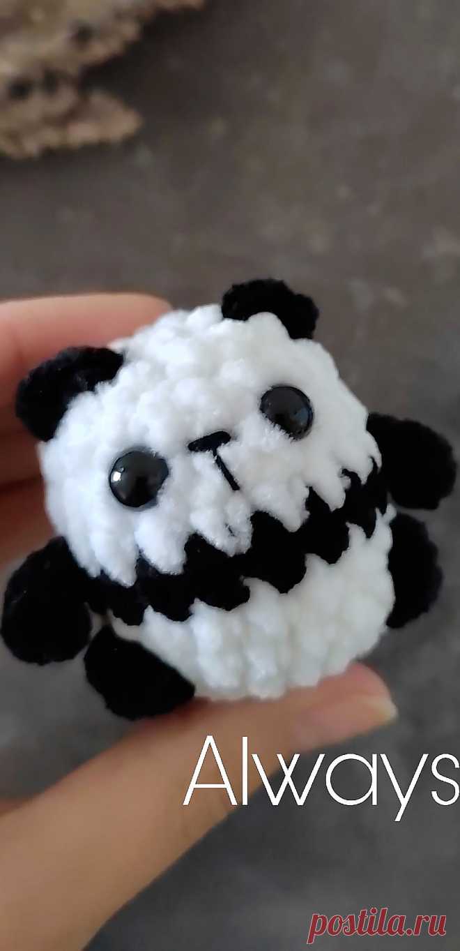PDF Мини Панда крючком. FREE crochet pattern; Аmigurumi toy patterns. Амигуруми схемы и описания на русском. Вязаные игрушки и поделки своими руками #amimore - маленькая панда из плюшевой пряжи, медведь, плюшевый медвежонок, мишка.