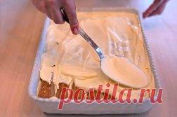 Тирамису Мадалены
Ингредиенты (примерно на 4 порции): 
Маскарпоне — 250 г
Жирные сливки (33%) — 250 мл
Яйца — 4 штуки
Печенье савоярди
Сахар — 4 ст.л.
Кофе эспрессо — 1 чашка
Марсала — 2 ч.л.
Какао или тертый шоколад
Приготовление:
1. Отделить белки от желтков. Взбить желтки с сахаром и чайной ложкой ложкой марсалы до побеления. Все операции в миксере, это понятно.
2. Затем добавить маскарпоне, хорошо перемешать до исчезновения комочков. 
Вмешать сливки в получившуюся массу из яйца с маскар