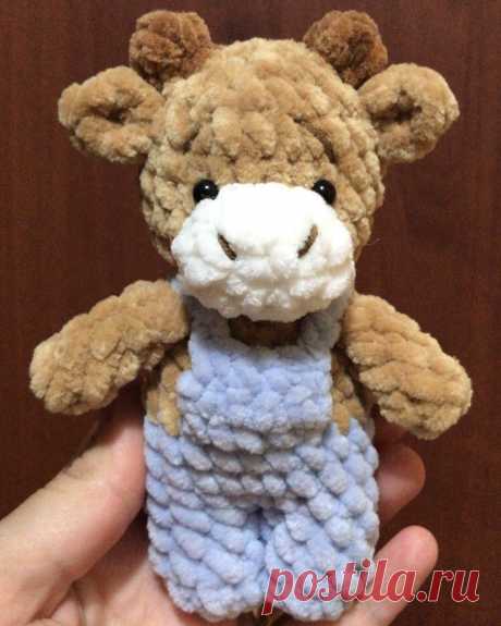 PDF Бычок в комбинезоне крючком. FREE crochet pattern; Аmigurumi animal patterns. Амигуруми схемы и описания на русском. Вязаные игрушки и поделки своими руками #amimore - корова, коровка, телёнок, плюшевый бык, бычок из плюшевой пряжи.