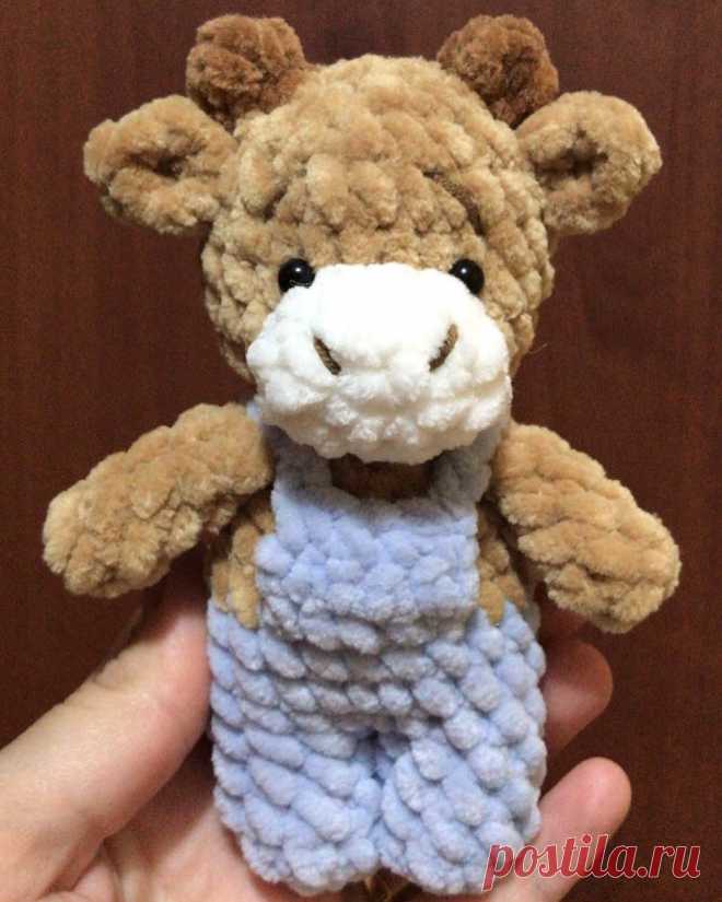 PDF Бычок в комбинезоне крючком. FREE crochet pattern; Аmigurumi animal patterns. Амигуруми схемы и описания на русском. Вязаные игрушки и поделки своими руками #amimore - корова, коровка, телёнок, плюшевый бык, бычок из плюшевой пряжи.