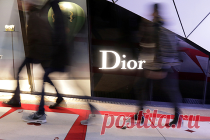 Dior публично извинился за уродование азиатских женщин в новой рекламе. Французский дом моды Dior принес публичные извинения за свою новую рекламную кампанию, которую раскритиковали покупатели бренда в КНР. Скандал начался после публикации снимка, на котором запечатлена азиатская женщина в традиционном костюме с макияжем в стиле smoky eyes и сумкой Lady Dior в руках.