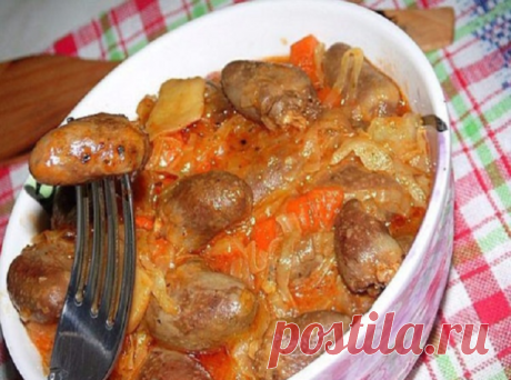 Куриные сердечки тушенные с капустой и грибами

Куриные сердечки - 700 гр 
Грибы - 300 гр ( у меня шампиньоны заморозка ) 
Капуста белокочанная - 300 гр 
Репчатый лук - 1 шт 
Морковь - 1 шт 
Томатная паста - 1 стол ложка 
Растительное масло - для жарки 
Соль и специи - по вкусу 
Репчатый лук мелко нарезать и обжарить до золотистого цвета ,добавить куриные сердечки и морковь нарезанную маленькими кубиками ,всё вместе обжарить и добавить грибы , нашинкованную капусту , томат...