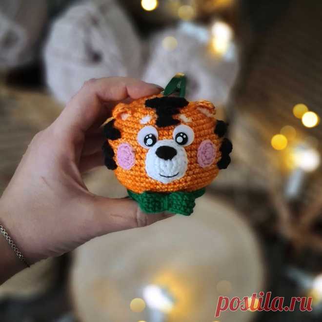 PDF Тигрошарик крючком. FREE crochet pattern; Аmigurumi animal patterns. Амигуруми схемы и описания на русском. Вязаные игрушки и поделки своими руками #amimore - тигр, тигренок, котик, кот, кошечка, кошка, котенок, ёлочная игрушка к Новому году, новогоднее украшение.