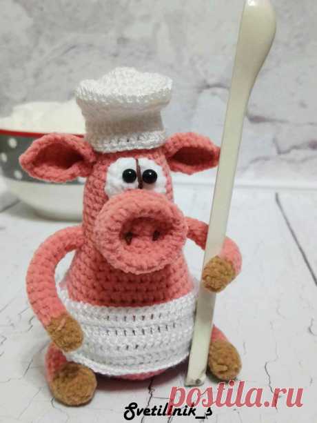 PDF Поросята-хранители. FREE amigurumi crochet pattern. Бесплатный мастер-класс, схема и описание для вязания игрушки амигуруми крючком. Вяжем игрушки своими руками! Свинка, поросенок, pig, piglet, piggy, свинья, поросёнок. #амигуруми #amigurumi #amigurumidoll #amigurumipattern #freepattern #freecrochetpatterns #crochetpattern #crochetdoll #crochettutorial #patternsforcrochet #вязание #вязаниекрючком #handmadedoll #рукоделие #ручнаяработа #pattern #tutorial #häkeln #amigurumis