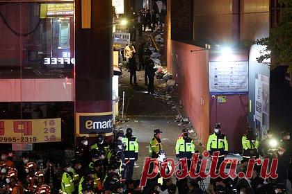 Названа возможная причина давки в Сеуле во время празднования Хэллоуина. Причиной давки в южнокорейском Сеуле во время празднования Хэллоуина, в которой погибли не менее 146 человек, могло стать появление знаменитости. Давка могла возникнуть после того, как в толпе прошел слух о том, что в одном из баров видели популярного поп-исполнителя, имя которого не указывается.