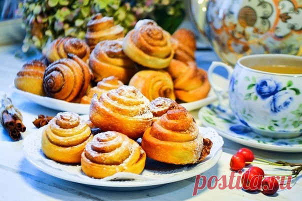 🤗Булочки с корицей (Мои любимые)
Ингредиенты: 
Молоко — 250 мл 
Яйца — 2 шт. 
Дрожжи — 8 г 
Масло сливочное (растопленное) — 150 г 
Ванильный сахар — 2 шт. 
Сахар — 250 г 
Мука — 500 г 
Соль — 1 щепотка 
Корица (молотая) — 3 ч. л. 
Приготовление: 
1. Взбить сахар (150 г) с яйцами, ванильным сахаром и щепоткой соли до белой воздушной пены. Отдельно в тёплом молоке растворить дрожжи, добавить большую часть масла (оставить немного для смазывания булочек), немного муки и разм...