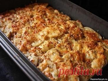 Мясная запеканка Готовимся к Новогодним и Рождественским праздникам!🎄🍖🥘🥔🍄🎄Любимый рецепт моей мамы. Ни одно торжество не обходилось без этого блюда!Ингредиенты:картофель (6шт),фарш свинина+говядина (400г),грибы (100-150г),лук (1шт),сметана (1 стакан),яйцо,чеснок (2 дольки),соль, перец.Приготовление:1....