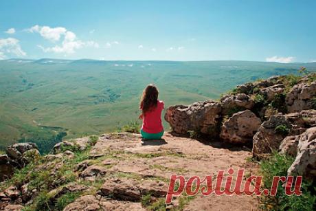 В Адыгее построят экокурорт. В Адыгее построят «Всесезонный горный экокурорт &quot;Лагонаки&quot;» площадью полторы тысячи гектаров. Согласно планам, курорт будет помещаться в бассейне реки Сухой Курджипс. Как заявили в пресс-службе правительства республики, «Лагонаки» будет построен за пределами объектов Всемирного наследия ЮНЕСКО.