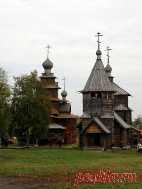 В музее деревянного зодчества и крестьянского быта.