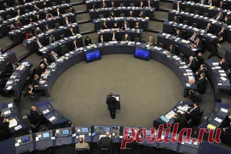 В парламенте прокомментировали доклад ЕП о непризнании выборов в России. Доклад Европарламента, в котором говорится о пересмотре отношений с Россией, призывает к конфронтации, а также раскручиванию витка холодной войны между Москвой и Евросоюзом. Таким образом данный документ прокомментировали члены верхней и нижней палат российского парламента.