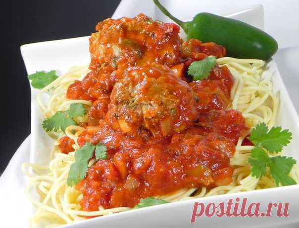 СПАГЕТТИ С ФРИКАДЕЛЬКАМИ В МЕКСИКАНСКОМ СОУСЕПотрясающий вкус, в отличии от стандартных фрикаделек! Пробуем! Ингредиенты:фарша из индейки - 400 г порошка чили по-мексикански - 1 ч. лпорошка чили гуахильо - 1/2 ч. л. или по вкусу соли - 1/2 ч. л.молотого черного перца - 1/2 ч. л.яйцо - 1 шт.мелко нарезанной луковицы - 1/2 шт.перец халапеньо, очищенный от семян и измельченный - 1 шт.перца чили, очищенного от сем...
