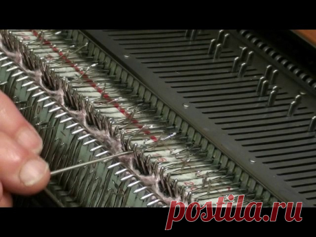 Интересный перегиб на резинке.
#машинное_вязание #видео_вязание #МК_на_вязальной машине
