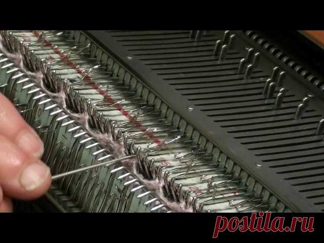 Интересный перегиб на резинке.
#машинное_вязание #видео_вязание #МК_на_вязальной машине