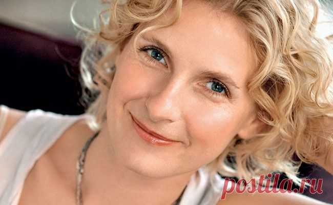 «Если вы достаточно смелы, чтобы отбросить все прилично-уютное, а это может быть что угодно: дом, застарелые обиды, — и отправиться в путь за истиной, искать правду в себе или в окружающем вас мире, если вы искренне готовы считать подсказкой все, что произойдет в пути, если примете как учителя каждого, кто вам встретится, и главное — если вы будете готовы принять и простить непростую правду о себе, вот тогда вам и откроется истина». ~ Элизабет Гилберт.