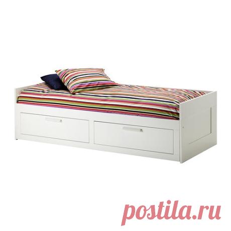 БРИМНЭС Каркас кушетки с 2 ящиками   - IKEA IKEA - БРИМНЭС, Каркас кушетки с 2 ящиками, , Мягкие и объемные подушки в качестве опоры для спины легко превратят кушетку в комфортный диван или козетку.Диван и кровать в одном предмете мебели. Это компактное решение идеально для комнаты подростка или любого помещении, в котором не так много места.Эта кушетка легко превращается в двуспальную кровать, для этого нужно просто выдвинуть основание и положить матрас.В больших ящиках м...