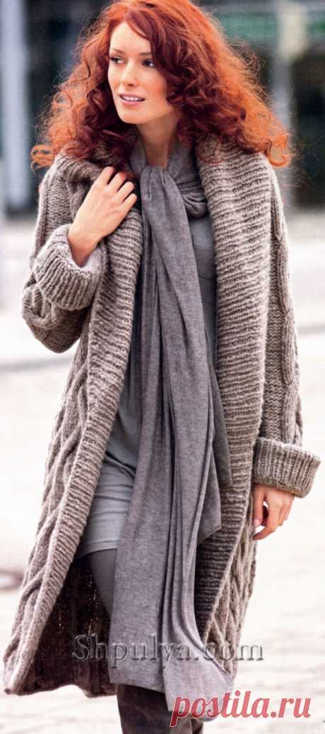 Бежевое пальто с косами, вязаное спицами