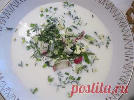 Самая вкусная и полезная окрошка. Минимум времени на приготовление. Нарезаем овощи: свежий огурец, редис, зеленый лук, укроп, петрушка, вареные яйца, картофель. Солим и перчим по вкусу, заливаем кефиром. Можно айраном или сывороткой.
А так же окрошки на огуречном расоле, квасе.