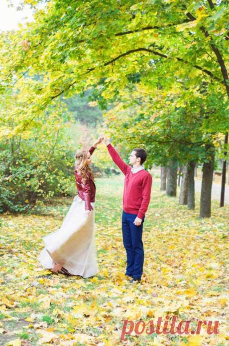 Свадьба осенью 
#Организация_свадьбы_ProWedding #Осень_ProWedding 

«ЗА» 
• Тёплой осенью перед невестой, как и летом, открыты широкие возможности в выборе наряда. 
• Снижаются цены на свадебные услуги. 
• Заканчивается сезон отпусков и все ваши близкие будут в полном сборе присутствовать на празднике. 

«ПРОТИВ» 
• Поздний осенний сезон полон дождей и слякоти. К тому же, к концу октября уже начинает холодать.