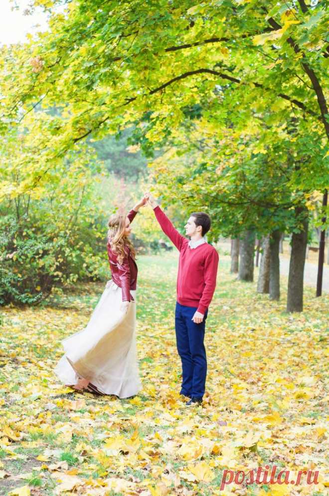Свадьба осенью 
#Организация_свадьбы_ProWedding #Осень_ProWedding 

«ЗА» 
• Тёплой осенью перед невестой, как и летом, открыты широкие возможности в выборе наряда. 
• Снижаются цены на свадебные услуги. 
• Заканчивается сезон отпусков и все ваши близкие будут в полном сборе присутствовать на празднике. 

«ПРОТИВ» 
• Поздний осенний сезон полон дождей и слякоти. К тому же, к концу октября уже начинает холодать.