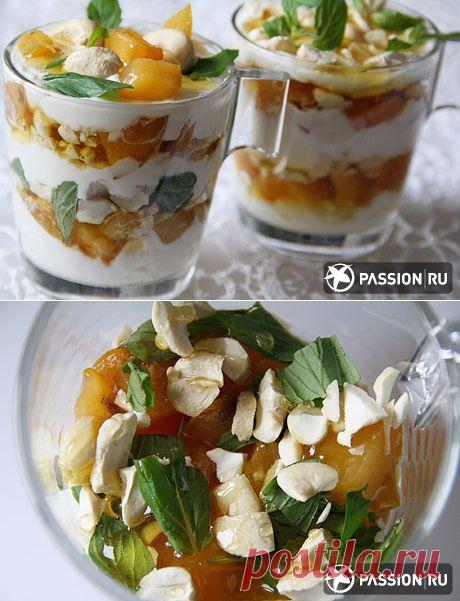 Йогуртовый десерт с хурмой, орешками и мёдом | passion.ru