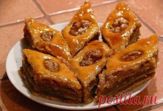 ВКУСНЕЙШАЯ ПАХЛАВА 
Непременно понравится Вашей семье, попробуйте, рецепт проверенный 
ИНГРЕДИЕНТЫ:
● Масло сливочное - 350 г
● Сметана - 300 г
● Яйца куриные - 4 шт.
● Мука - 4 ст.
● Сода - 1 ч.л.
● Сахар - 2,5 ст.
● Грецкий орех - 2 ст.
● Мед - 2 ст.л.
ПРИГОТОВЛЕНИЕ:
Вначале приготовить тесто. Муку перетереть с 300 г масла в крошку. Добавить 3 желтка, сметану и соду, замесить тесто, убрать его в холодильник на 1 час.После достать, разделить на одинаковых 8 шариков. Подготовить начинку: о