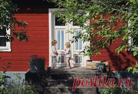 Как шведский блогер оформила летний домик — INMYROOM Заглянули в домик с обстановкой, стилизованной под сороковые-пятидесятые годы, и подсмотрели приемы для обустройства загородного коттеджа или дачи. Свежие идеи дизайна интерьеров, декора, архитектуры на INMYROOM.