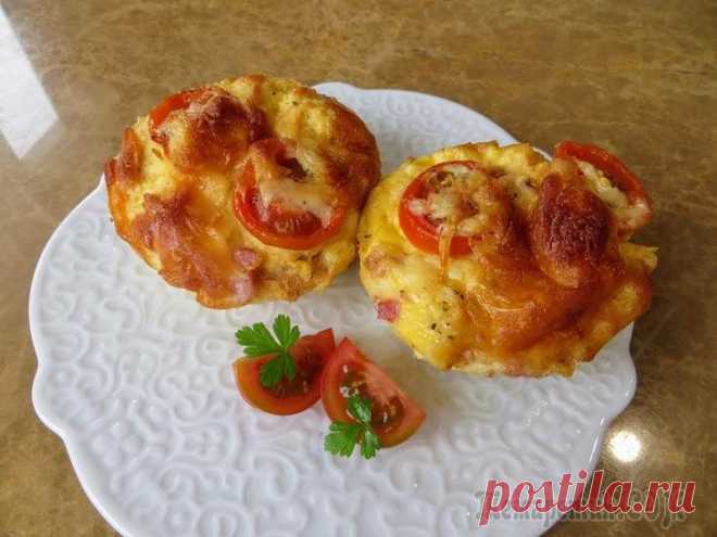 Вчерашний хлеб со вкусом пиццы или классный рецепт на скорую руку! Вкусная идея на завтрак или перекус! А продукты наверняка есть у вас дома! Хорошее настроение, разогретая духовка и немного колбаски, вот почти и все! Готовим вкусно, готовим с удовольствием! Готовит...