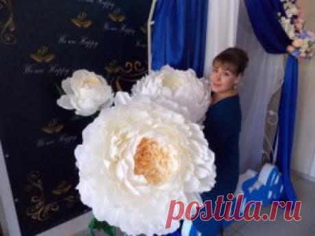 Дорогие друзья! Большое спасибо за ваши классы, очень приятно. И поэтому я хочу познакомить вас с очень талантливой девочкой, моей сестричкой - это она автор работы на фоне которой сделано мое фото. Машуня занимается оформлением праздников, делает на заказ ростовые цветы и дает их в аренду. Этот пион действительно произвел фурор на свадьбе Виктории и Дениса для них и была сделана эта фото зона. Даю ссылку на ее страничку и фото уже выполненных работ! Спасибо за классы и внимание!💋
