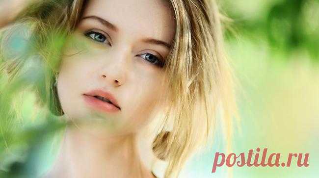 Эксперт назвал главные признаки женской красоты Красивая грудь, выразительные черты лица, роскошные волосы, длинные ноги — считается, что именно это привлекает мужчин. Однако есть и другие параметры, которые...