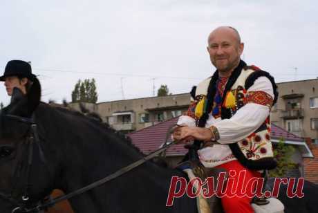 Венгер.

Это интересно.
Берегово занимает первое место среди курортных городов Украины по количеству проводимых здесь фестивалей и творческих конкурсов. В каком бы месяце не приезжали гости города, они обязательно попадут на одно из увлекательных общегородских мероприятий.