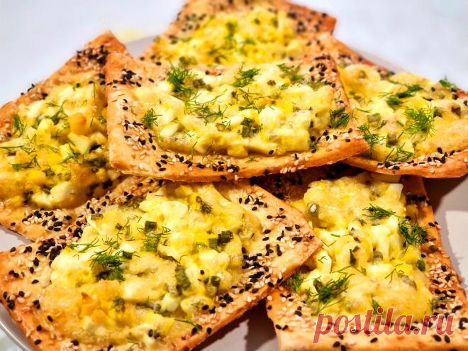 СЛОЙКИ с яйцом и зеленым луком. Готовлю из слоено/дрожжевого теста.
Ссылка на видео:
https://youtu.be/zcFxRMNjbxM

Слойки на завтрак, перекус, в дорогу. И быстро, и удобно, и вкусно ! Состав: Готовое слоено/дрожжевое тесто - 1 пластина. Яйцо - 5 шт. Лук зеленый - 1 пучек. Сыр твердый - 100 гр. Майонез - 3 ст. л. Яйцо для смазки - 1 шт. Кунжут - 1 ст. л. Соль - щепотка.