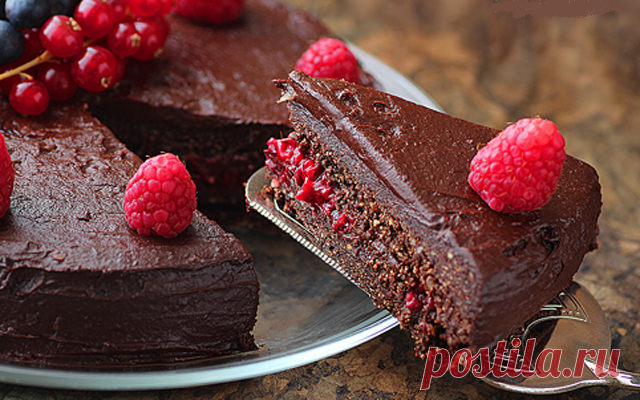 Шоколадно-ягодный торт Это прекрасный десерт, чтобы поднять себе настроение, зарядиться бодростью и энергией.