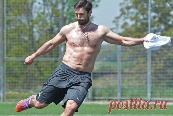 Как Ковальчук утешал Капризова, а Кучеров отказался от футбола Сергей Плотников и Артем Зуб складывали шайбы в специальное черное ведро не руками, а клюшкой. Плотников подбрасывал лежавшие вдоль борта каучуковые