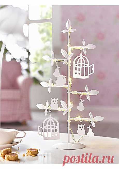 Светильник &quot;Дерево&quot;. Из белого лакированного металла. Гирлянда с 17 светодиодами. Отсек для батареек со шнуром ок. 20 см, выключатель. Размер ок. 40х20х10 см. Требуется 3 батарейки 1,5 В.