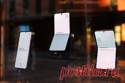 Экономист высказался о судьбе серого рынка техники Apple и Samsung в России. Экономист Евгений Надоршин заявил, что ввиду отказа ряда западных компаний от официальных поставок техники в Россию возможно появление серого рынка в стране. Он добавил, что цены на продукцию вырастут в размере обесценивания рубля, но не выше, поскольку серый рынок всегда дешевле официального.