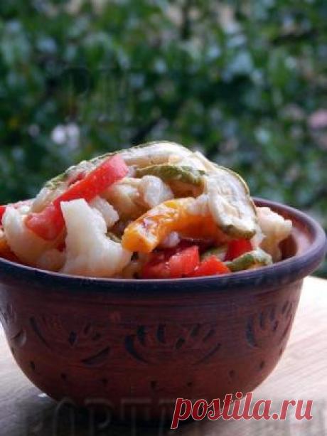 Теплий осінній салат (Теплый осенний салат) Подарунки осені: кабачки, перець солодкий, цвітна капуста та помідори - всі разом вони склали основу смачного та поживного салату.

Дары осени: кабачки, перец сладкий, цветная капуста и помидоры - все они составили основу вкусного и питательного салата.