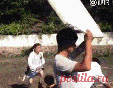 Страшно подумать, вдруг катаны настоящие... – GIF.D3.RU