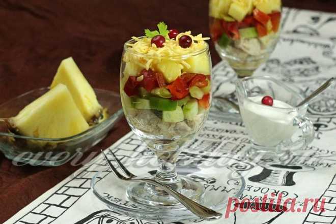 Салат-коктейль с курицей и ананасами и огурцом