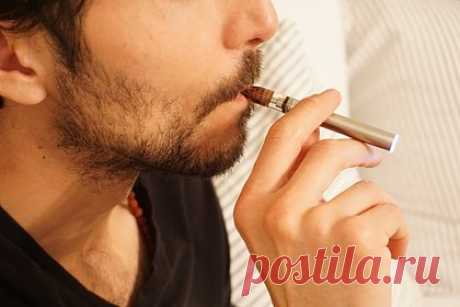 Врач предупредил о неприятных последствиях курения электронных сигарет. При слишком частом курении электронных сигарет и вейпов человек теряет способность различать вкусы, уверен стоматолог Стюарт Беггс. Помимо этого, он предупредил, что после вдыхания пара вейпов появляется сухость во рту и обезвоживание, что сильно вредит здоровью полости рта.