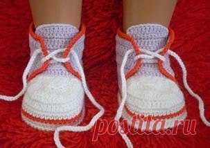 Вяжем крошечные кеды Такие замечательные пинетки кеды крючком можно вязать не только для мальчиков, но и для девочек. Нужно только поменять цвет, а вместо шнурков можно вставить ленточки.