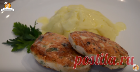 Куриные котлетки с болгарским перцем и петрушкой / Простые рецепты