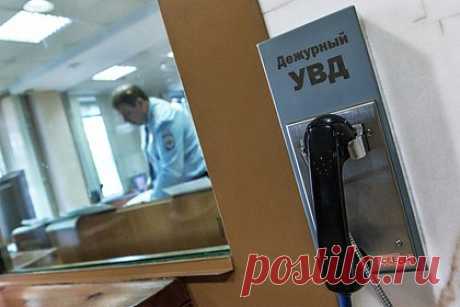 Семье оставившего послание на стене дома солдата стали поступать угрозы. Родственники оставившего послание на стене дома бойца Романа Рудакова сообщили об угрозах, рассказал источник телеканалу RT. После появления в СМИ публикаций о написанной на стене просьбе позаботиться о родных его родителям, брату и сестре стали поступать угрозы, в том числе с украинских номеров.