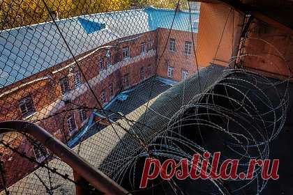 Бывшего главу российского поселка осудили на пять лет за превышение полномочий. Бывшего главу поселка Березовка Сергея Суслова осудили на пять лет за превышение должностных полномочий. Также мужчине запретили занимать должности на госслужбе в течение трех лет. Сейчас в производстве суда находятся два дела в отношении бывшего чиновника. Ущерб от его действий составил 2,6 миллиона рублей.
