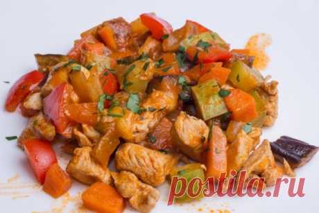 Куриное филе с орехами и овощами