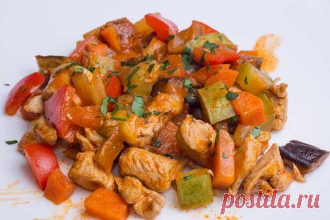 Куриное филе с орехами и овощами