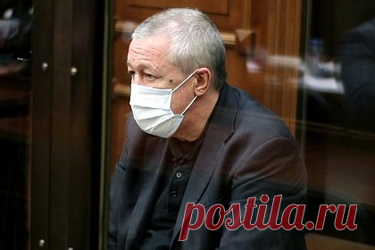 Ефремову помогают заручиться поддержкой вдовы для освобождения по УДО. Близкие друзья российского актера Михаила Ефремова, отбывающего наказание за ДТП, стараются заручиться поддержкой потерпевшей стороны для освобождения артиста по условно-досрочному освобождению (УДО). Сообщается, что Ефремов выплатил всю компенсацию, а также из тюрьмы писал письма с извинениями вдове.